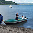 船で知林ヶ島に救助にきた一行を撮影する樋園撮影監督